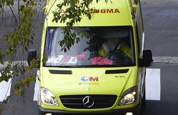 Una ambulancia, ayer, camino al hospital Carlos III de Madrid. (Pierre-Philippe MARCOU/AFP PHOTO)
