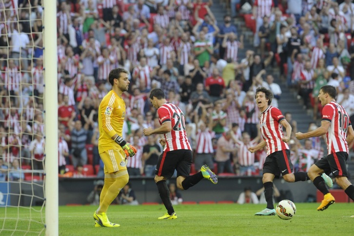 6. minutuan egin du Adurizek Athleticen gola eta aukera ugari izan ditu gero ere. (ARGAZKI PRESS)