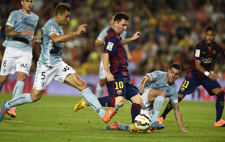 Tres del Eibar tratan de parar a Messi. (Lluis GENE / AFP)