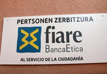 Como reza su logo, Fiare está al servicio de la ciudadanía y prioriza los proyectos con finalidad social. (Gotzon ARANBURU)