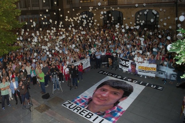 Varios centenares de personas en una concentración en Galdakao para recordar a Hodei Egiluz. (ARGAZKI PRESS)