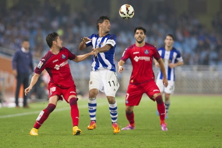Carlos Vela toca un balón flanqueado por dos jugadores del Getafe. (Gorka RUBIO/ARGAZKI PRESS)