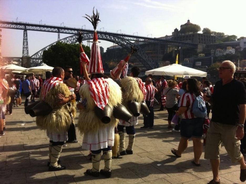 Zanpantzarrak Portoko kaleetan. (@GARA_jvivanco)