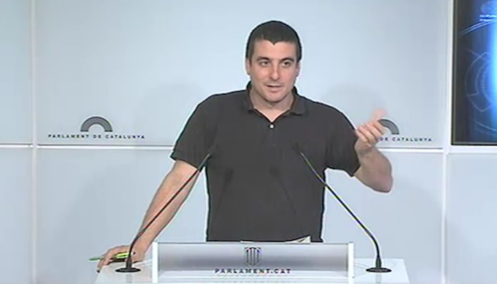 El diputado de la CUP Quim Arrufat durante la rueda de prensa. (NAIZ.EUS)