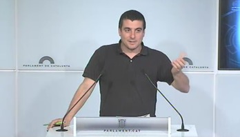 El diputado de la CUP Quim Arrufat durante la rueda de prensa. (NAIZ.EUS)