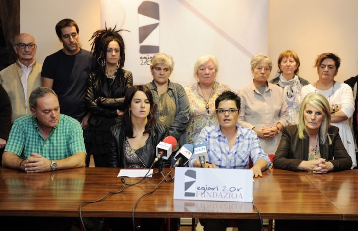 Integrantes de Egiari Zor han comparecido en Bilbo para denunciar el arresto de Nagore Mujika. (ARGAZKI PRESS)