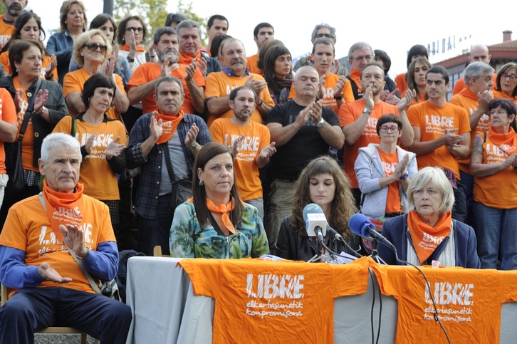 Comparecencia masiva de familiares y amigos de los 28 jóvenes encausados. (ARGAZKI PRESS)