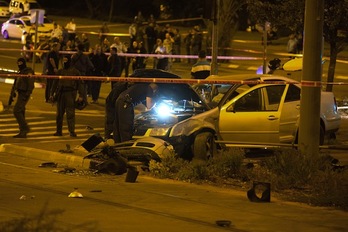 Policías israelíes desplegados en el lugar del atropello. (Menahem KAHANA/AFP PHOTO)