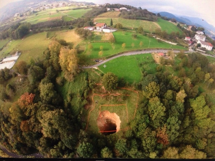 El derrumbe ha dejado al descubierto un enorme socavón. (NAIZ)