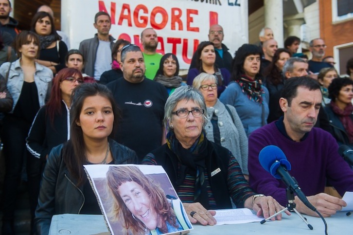 Vecinos de Deustu y distintos agentes han comparecido para denunciar el «montaje» del arresto de Mujika. (Luis JAUREGIALTZO/ARGAZKI PRESS)