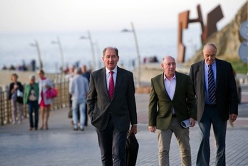 Brian Currin, seguido por Alberto Spektorowski y Raymond Kendall. (Juan Carlos RUIZ/ARGAZKI PRESS) 