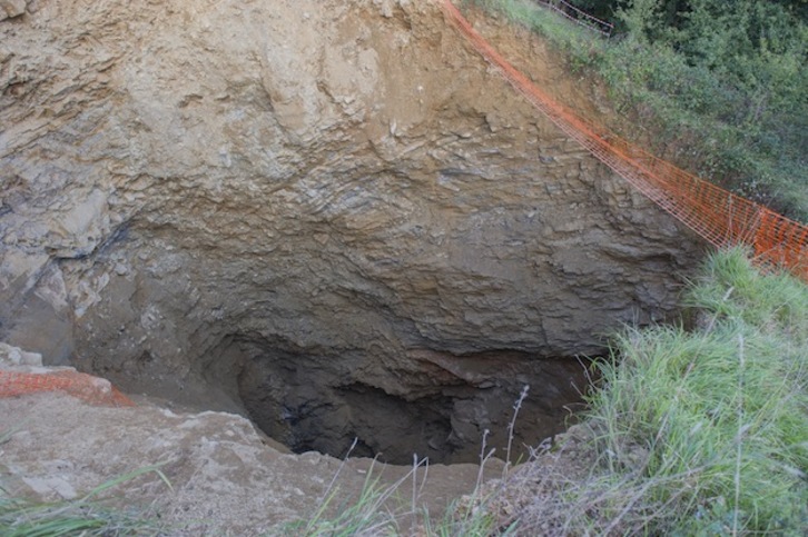 Enorme socavón causado por las obras del TAV en Hernialde. (Andoni CANELLADA / ARGAZKI PRESS)