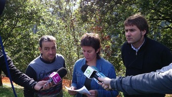 Los alcaldes de Anoeta, Hernialde y Tolosa, durante su comparecencia. (@tolosaudala)