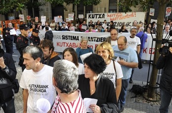 Concentración en el exterior de la sede de Kutxa, fuertemente custodiada por la Ertzaintza. (Andoni CANELLADA/ARGAZKI PRESS)