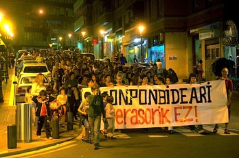 Nagore Mujikari elkartasuna adierazteko manifestazioa Deustuan. (Luis JAUREGIALTZO/ARGAZKI PRESS)