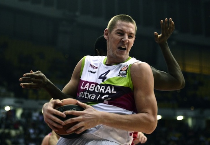Un lance del encuentro entre Olympiacos y Baskonia. (Milos BICANSKY/AFP PHOTO)