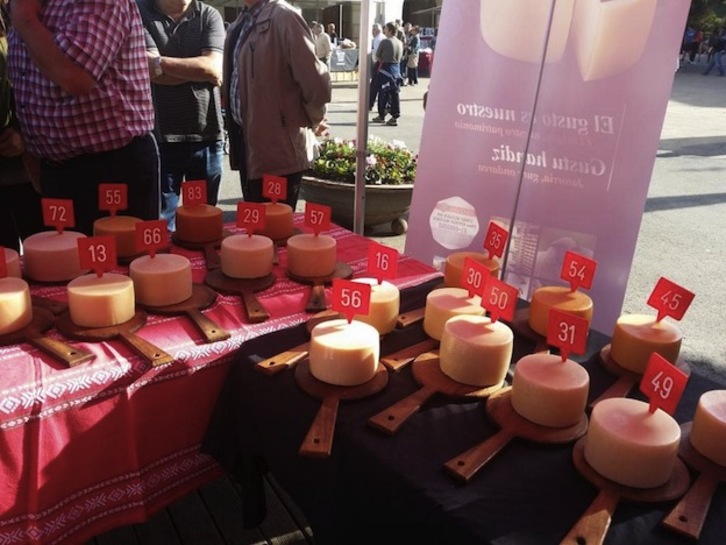 Algunos de los quesos presentados a concurso. ( @queso_idiazabal)