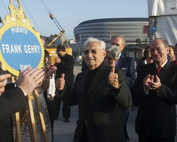 Frank Gehry saluda durante el acto celebrado en Bilbo. (Luis JAUREGIALTZO / ARGAZKI PRESS)