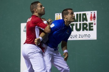 Aimar Olaizola y Oinatz Bengoetxea, enredados en la jaula. (Iñigo URIZ / ARGAZKI PRESS)