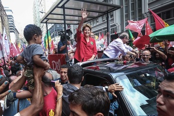 La presidenta Dilma Rousseff saluda a sus seguidores en la despedida de la campaña. (Jefferson BERNARDES  / AFP)