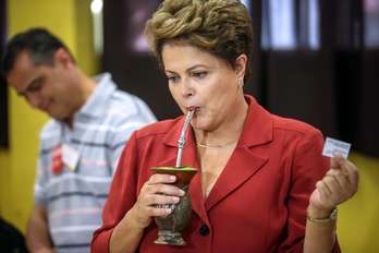 Rousseff al acudir a votar. (AFP)