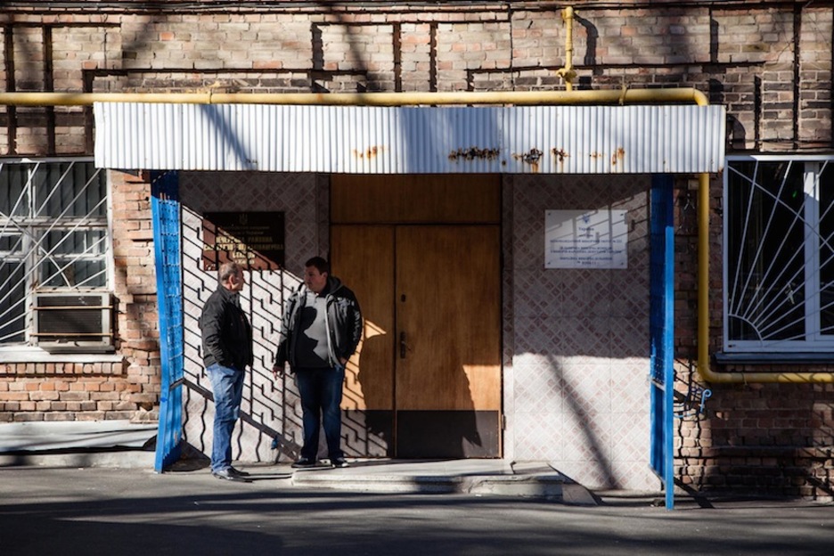 Imagen de la entrada de un colegio electoral. La participación fue muy baja, en torno al 50%. (Juan TEIXEIRA)
