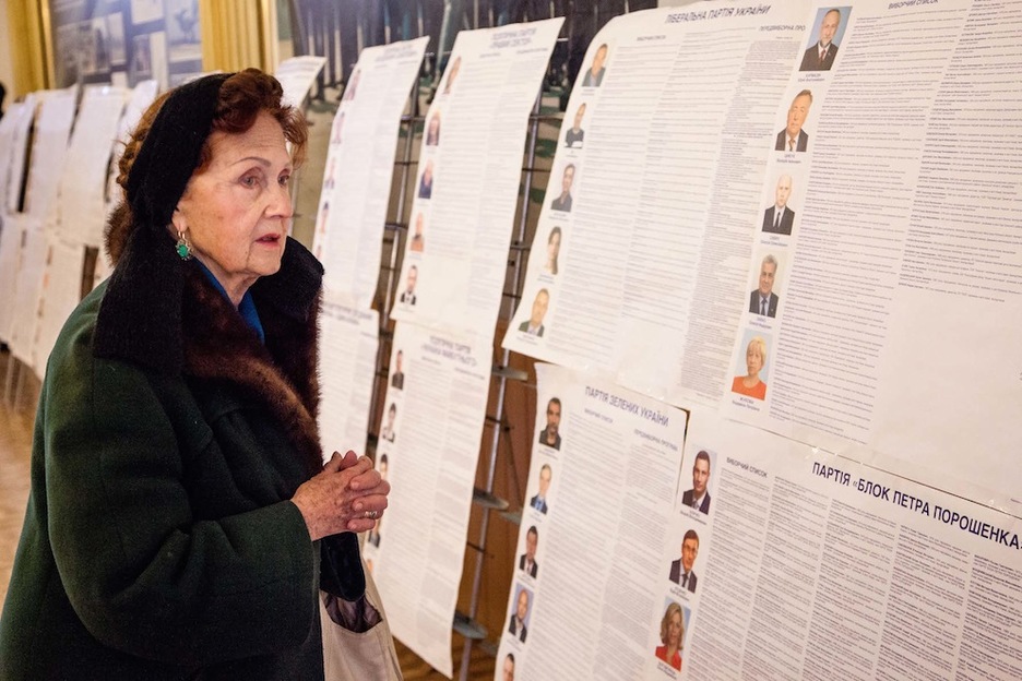 Una anciana estudia sus posibilidades de voto. (Juan TEIXEIRA)