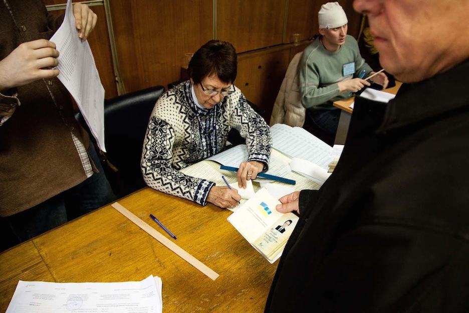 El sistema electoral de voto en Ucrania es bastante complejo, lo que facilita los posibles fraudes. (Juan TEIXEIRA)