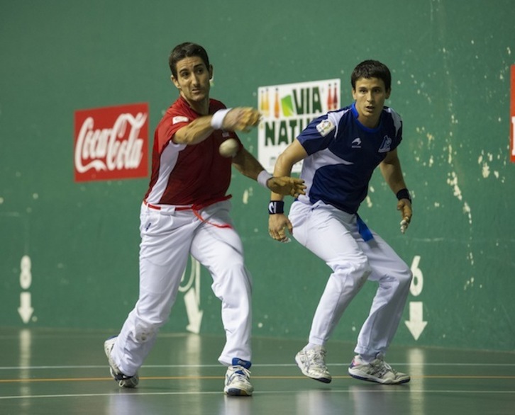 Saralegi y Retegi, en su duelo en el Santanape de Gernika. (Monika DEL VALLE/ ARGAZKI PRESS)
