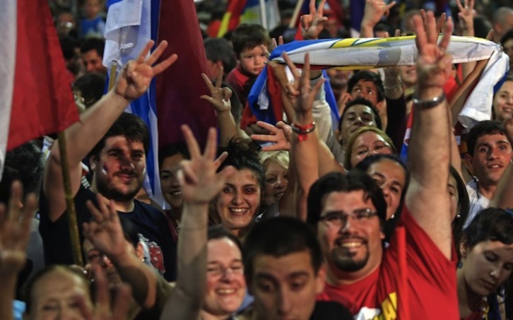 Seguidores del Frente Amplio celebran su tercera victoria en unas presidenciales, pero tendrán que aguardar a la segunda vuelta. (Pablo BIELLI / AFP)