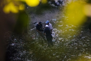 Investigadores mexicanos, en el lugar donde se ha hallado la nueva fosa. (Jesús GUERRERO/AFP PHOTO)