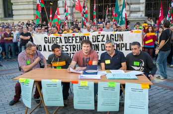 Rueda de prensa de los sindicatos frente al palacio foral en Bilbo. (ARGAZKI PRESS)