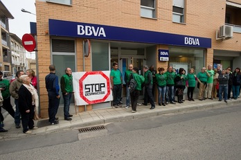 Vecinos frente a la sucursal del BBVA en Castejón. (Iñigo URIZ / ARGAZKI PRESS)