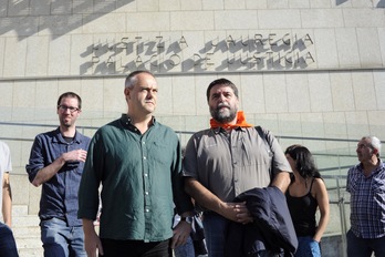 Joxean Agirre y Joseba Álvarez, a las puertas del juzgado de Donostia. (Jon URBE/ARGAZKI PRESS)