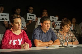La compañera de Jon Enparantza, primera por la izquierda, ha estado presente en la rueda de prensa. (Andoni CANELLADA/ARGAZKI PRESS)