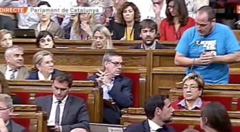 Captura de pantalla del instante en que el diputado David Fernández responde a Rivera. (NAIZ.EUS)