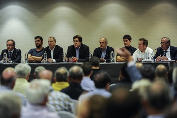 Una de las asambleas de Osasuna, presidida por la Gestora. (Jagoba MANTEROLA / ARGAZKI PRESS)