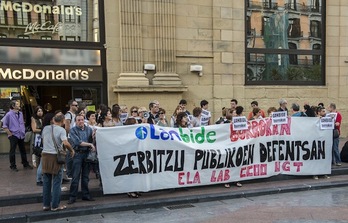 Trabajadores de Lanbide, concentrados ante La Bretxa, en Donostia.