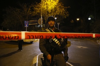 Un miembro de las fuerzas de seguridad israelíes, en el lugar donde Glick fue atacado. (Gali TIBBON/AFP PHOTO)