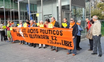 Iruñean goizean egin dute torturaren aurkako elkarretaratzea, Gobernu espainolaren egoitzaren aurrean. (Idoia ZABALETA/ARGAZKI PRESS)