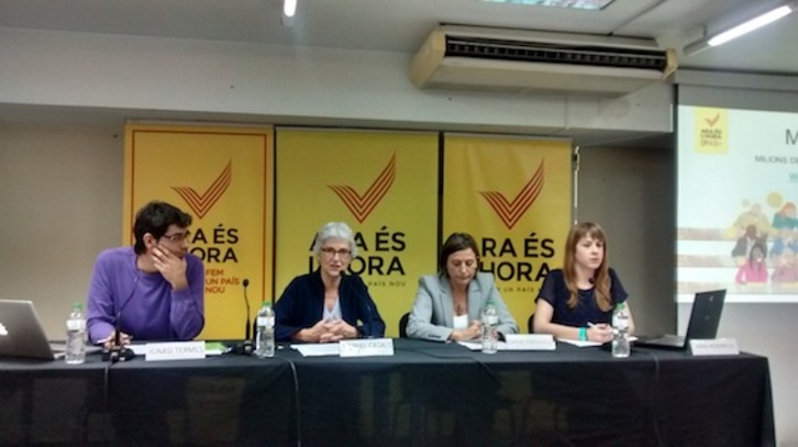 Las presidentas de Òmnium Cultural y la ANC, Muriel Casals y Carme Forcadell, en el centro de la imagen durante la rueda de prensa. (NAIZ.EUS)