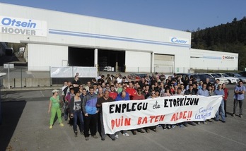 La plantilla de Candy se ha concentrado ante la planta de Bergara. (Raúl BOGAJO / ARGAZKI PRESS)