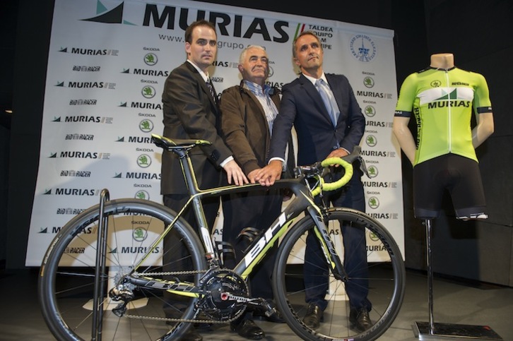 Rubén Pérez, Jon Odriozola y un representante del grupo Murias, en la presentación del equipo. (Monika DEL VALLE/ARGAZKI PRESS)