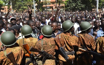 Imagen de las protestas registradas en Uagadugu. (Issouf SANOGO/AFP)