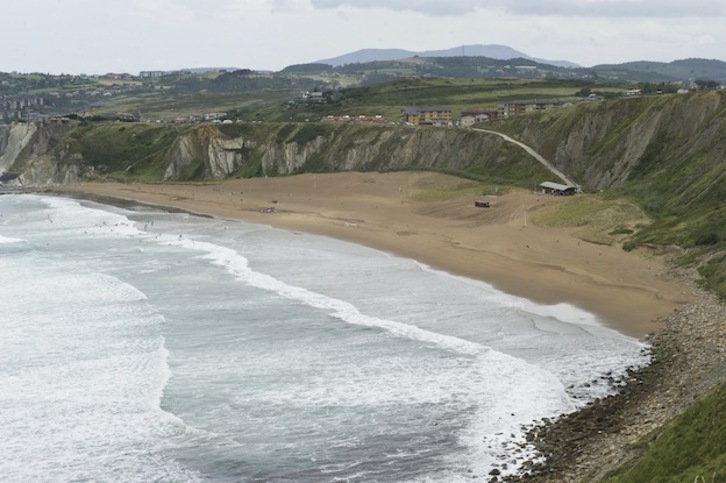Playa de Barinatxe, en Sopela. (Luis JAUREGIALTZO / ARGAZKI PRESS)