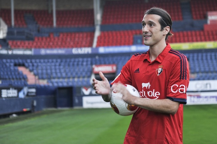 Vujadinovic ha sido presentado esta tarde como nuevo jugador rojillo. (Idoia ZABALETA / ARGAZKI PRESS)