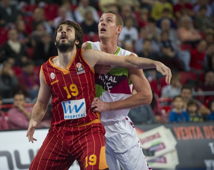 Colton Iverson busca el rebote en pugna con un jugador del Galatasaray. (Juanan RUIZ / ARGAZKI PRESS)