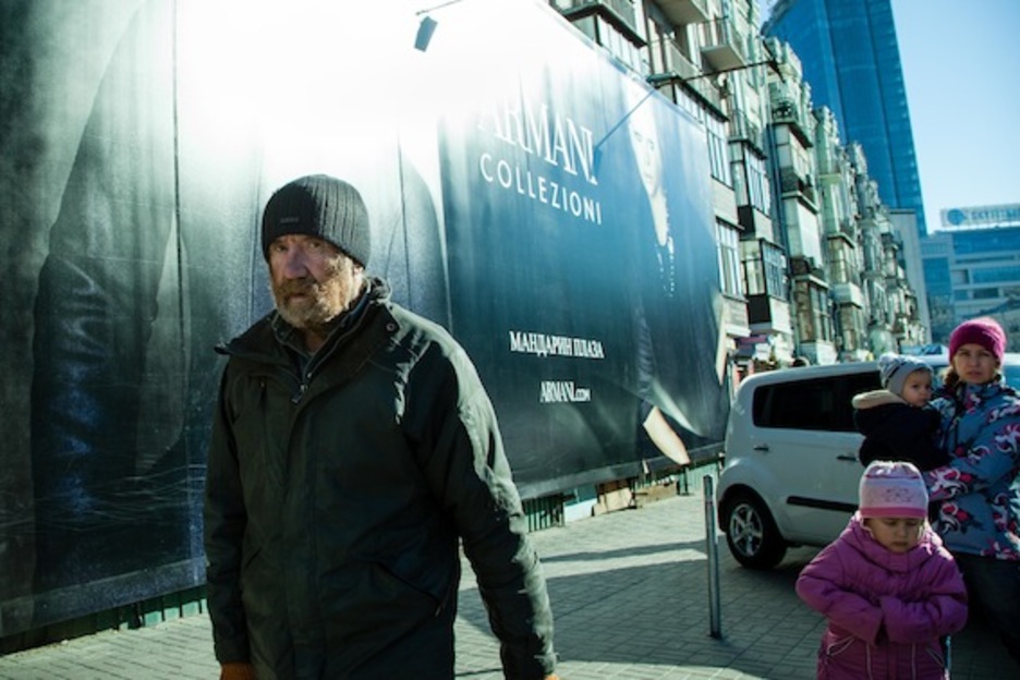 Un «sin techo» por las calles del centro de Kiev. (Juan TEIXEIRA)