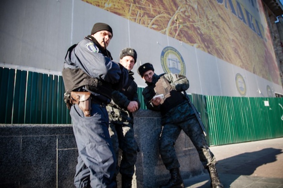 Tres policías ante la sede de los sindicatos de Kiev, que ardió durante las protestas del Maidán y ahora está en proceso de reconstrucción. (Juan TEIXEIRA) 