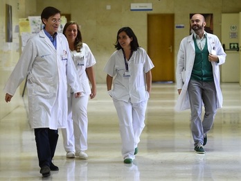 Miembros del equipo médico que atiende a Teresa Romero en el hospital Carlos III de Madrid. (Gerard JULIEN/AFP PHOTO)